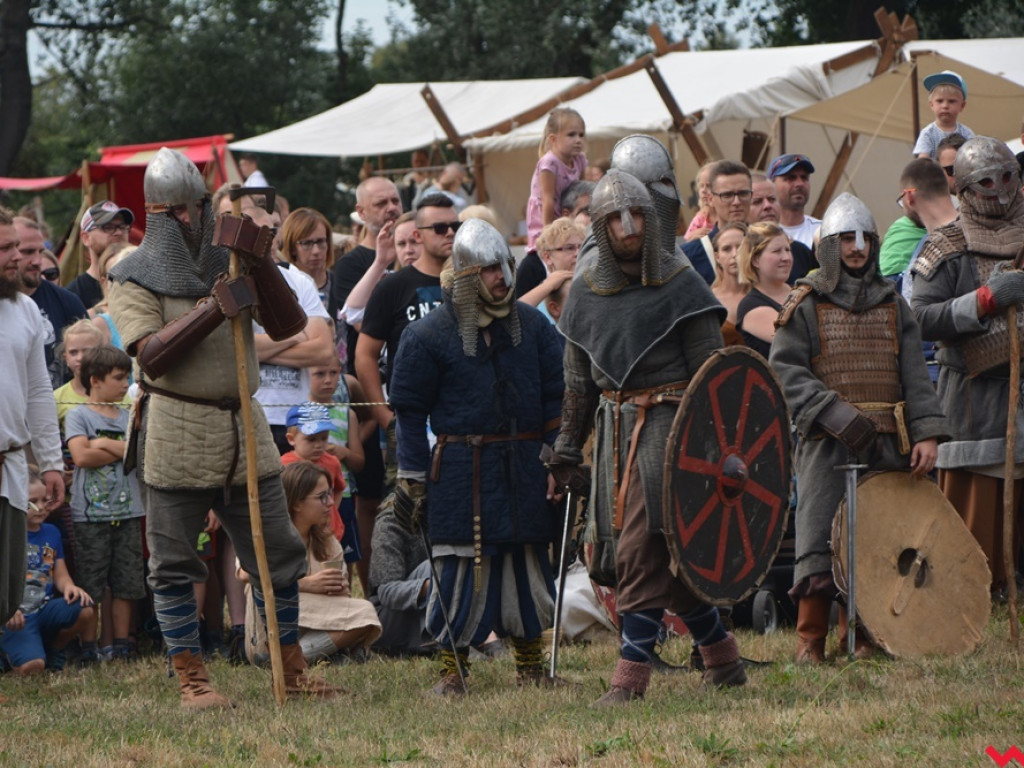 Ucieczka z uczty i pogrzeb wodza, czyli sobota na grzybowskim grodzie