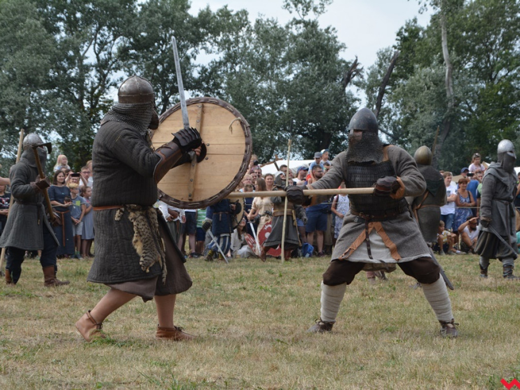 Ucieczka z uczty i pogrzeb wodza, czyli sobota na grzybowskim grodzie