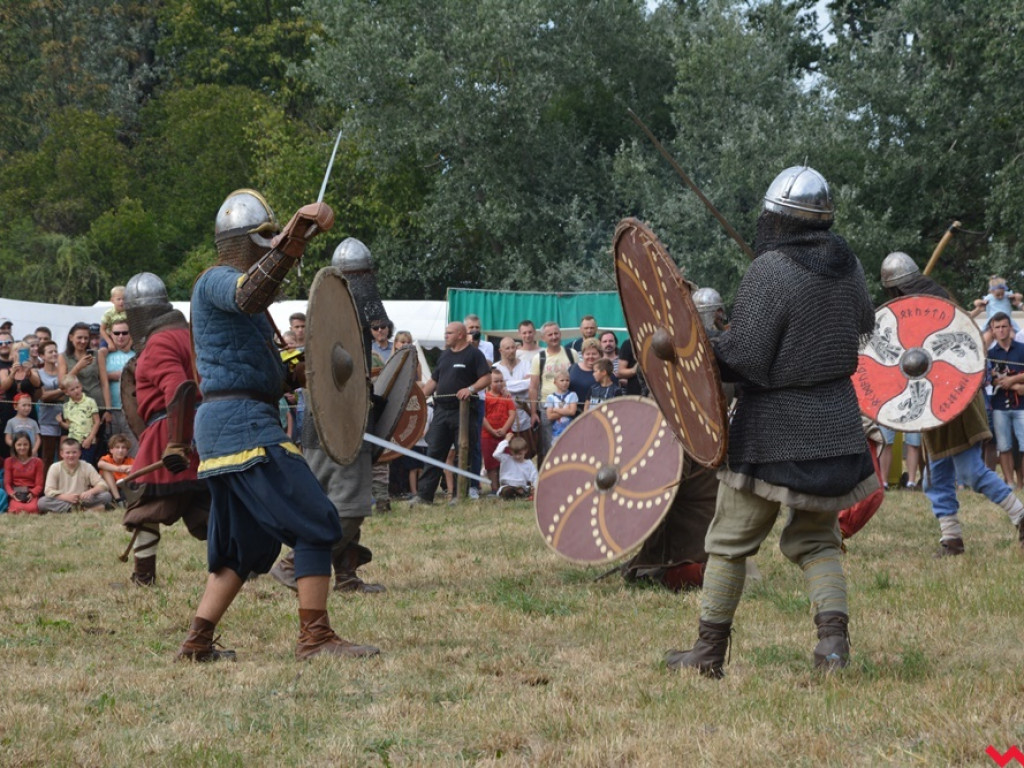 Ucieczka z uczty i pogrzeb wodza, czyli sobota na grzybowskim grodzie