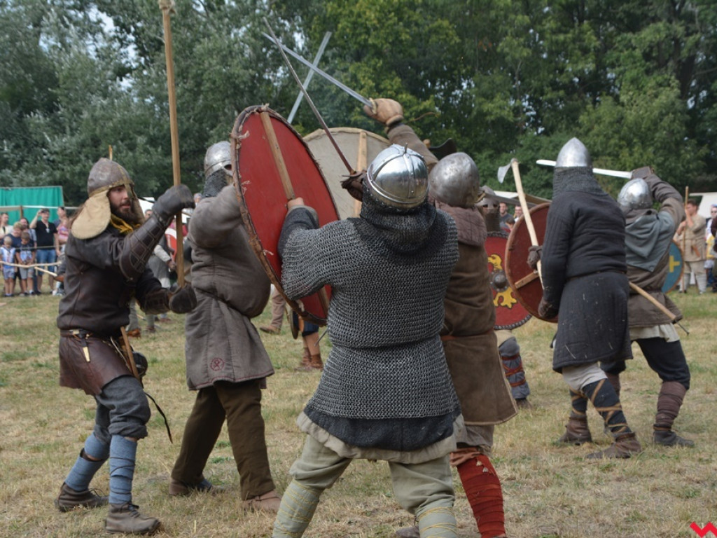 Ucieczka z uczty i pogrzeb wodza, czyli sobota na grzybowskim grodzie