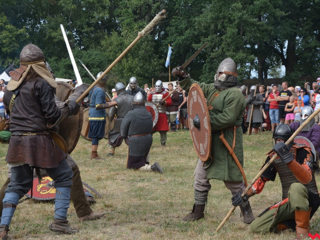 Ucieczka z uczty i pogrzeb wodza, czyli sobota na grzybowskim grodzie