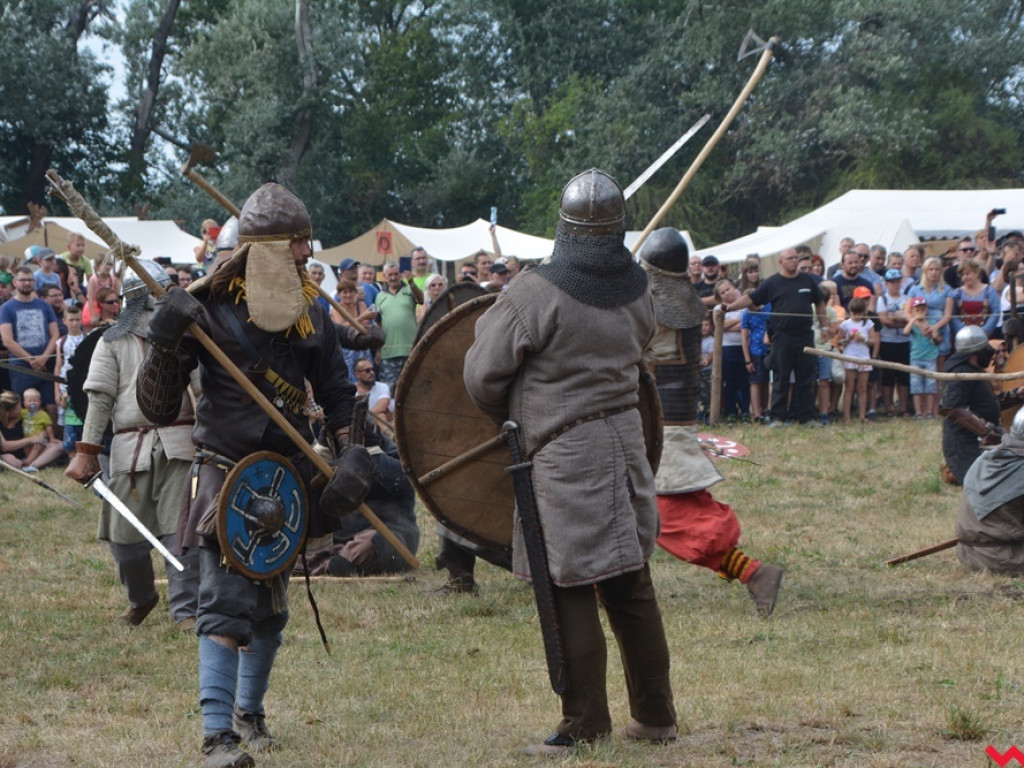 Ucieczka z uczty i pogrzeb wodza, czyli sobota na grzybowskim grodzie