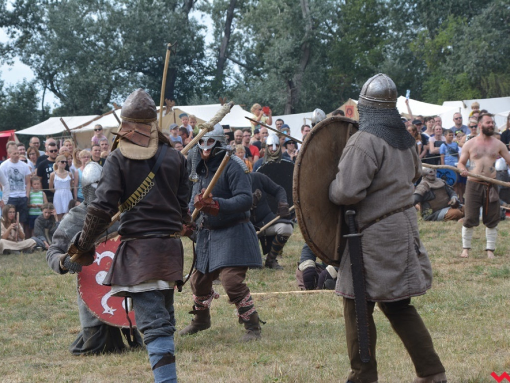 Ucieczka z uczty i pogrzeb wodza, czyli sobota na grzybowskim grodzie