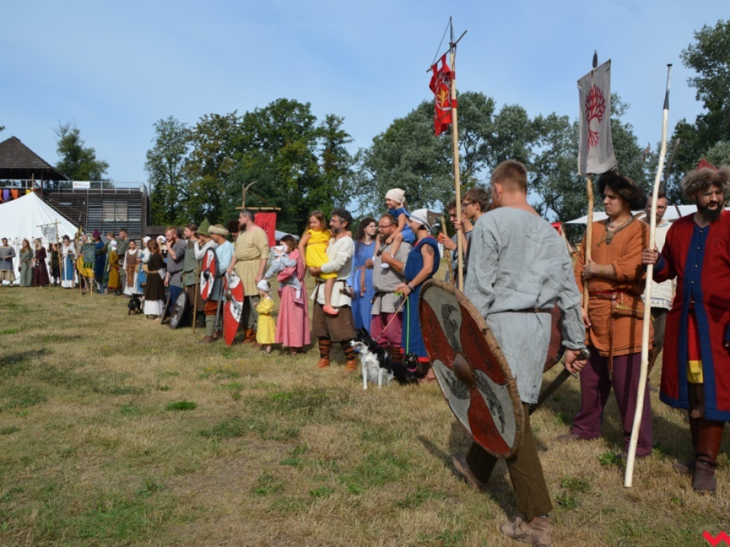 Ucieczka z uczty i pogrzeb wodza, czyli sobota na grzybowskim grodzie