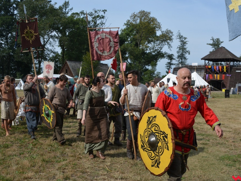 Ucieczka z uczty i pogrzeb wodza, czyli sobota na grzybowskim grodzie
