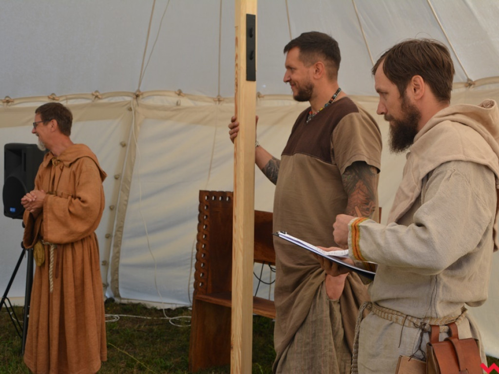 Ucieczka z uczty i pogrzeb wodza, czyli sobota na grzybowskim grodzie