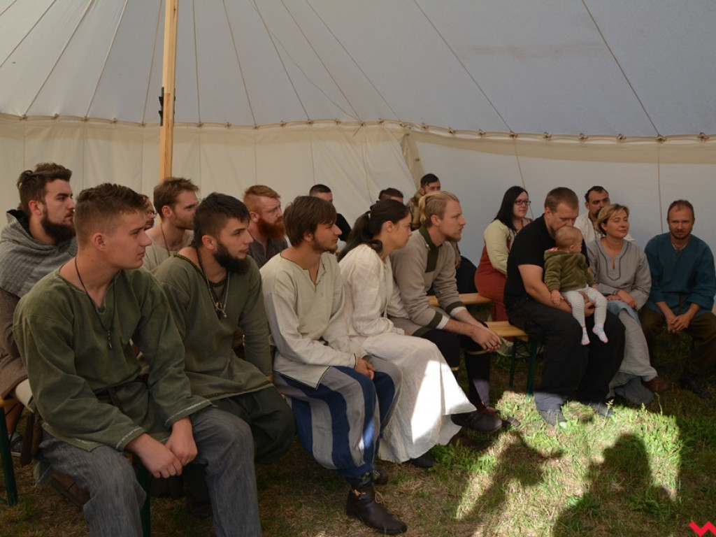 Ucieczka z uczty i pogrzeb wodza, czyli sobota na grzybowskim grodzie