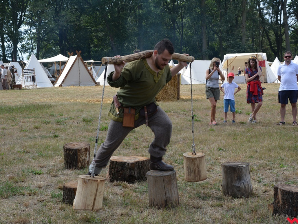 Ucieczka z uczty i pogrzeb wodza, czyli sobota na grzybowskim grodzie