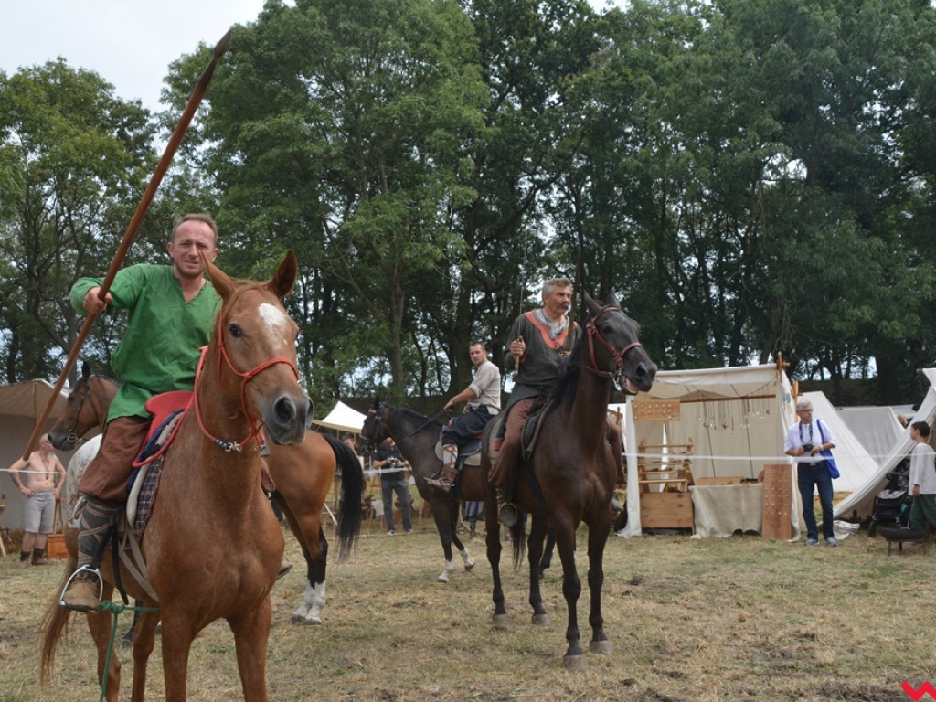 Ucieczka z uczty i pogrzeb wodza, czyli sobota na grzybowskim grodzie