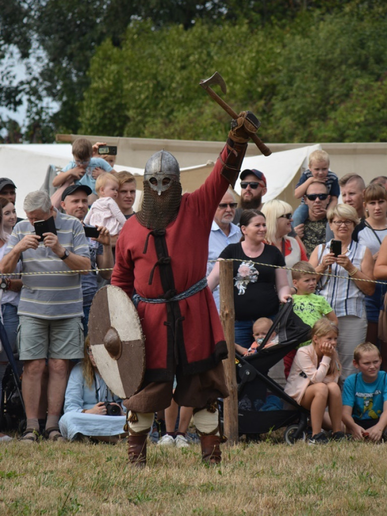 Ucieczka z uczty i pogrzeb wodza, czyli sobota na grzybowskim grodzie