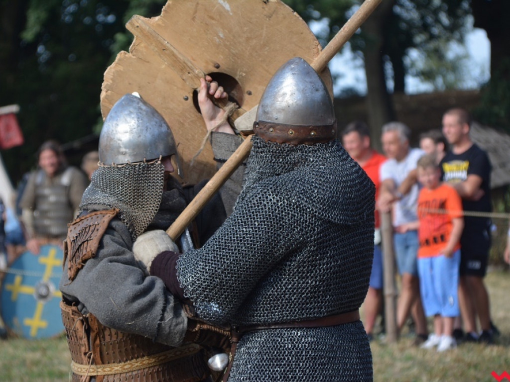 Ucieczka z uczty i pogrzeb wodza, czyli sobota na grzybowskim grodzie