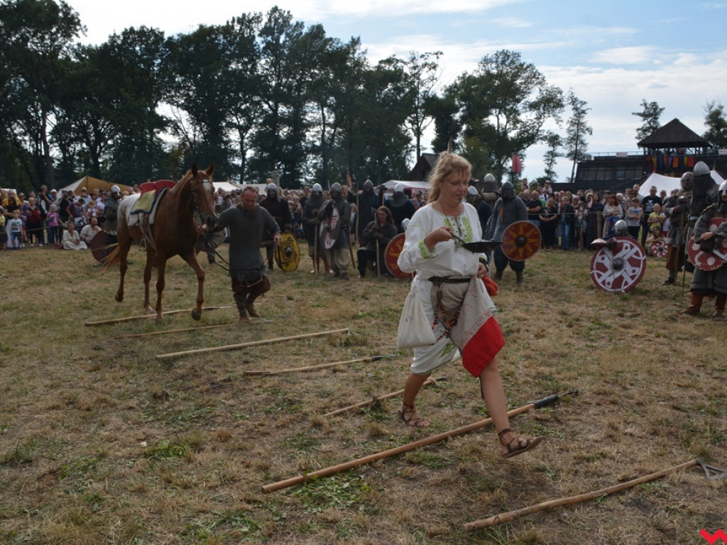 Ucieczka z uczty i pogrzeb wodza, czyli sobota na grzybowskim grodzie