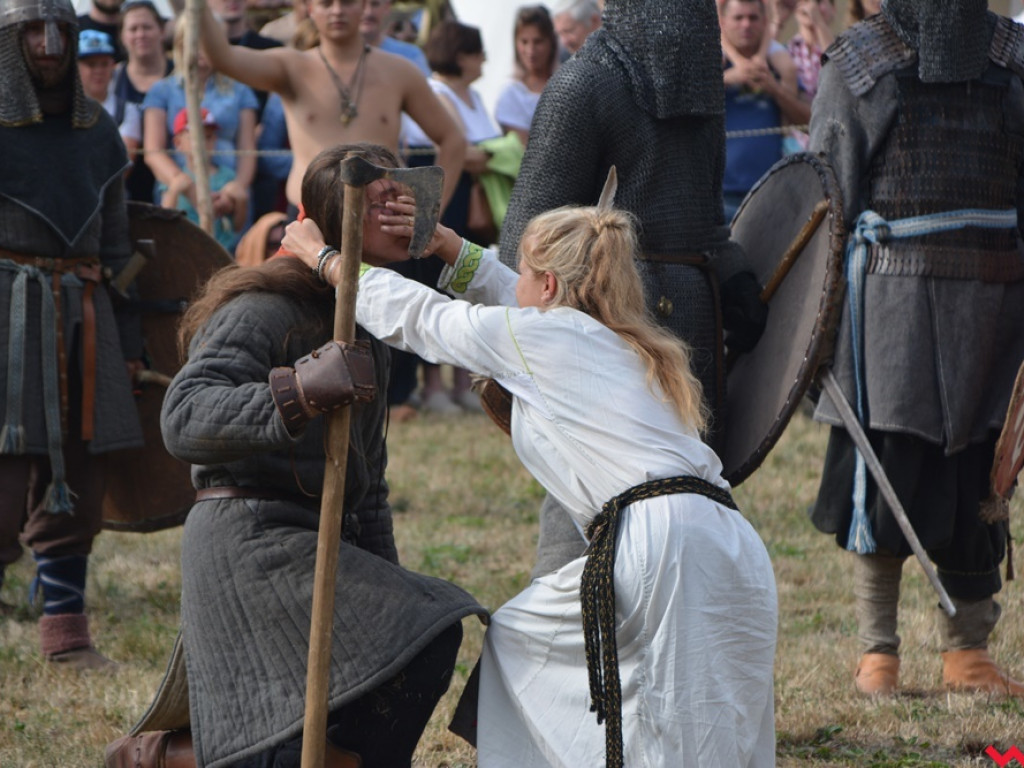 Ucieczka z uczty i pogrzeb wodza, czyli sobota na grzybowskim grodzie