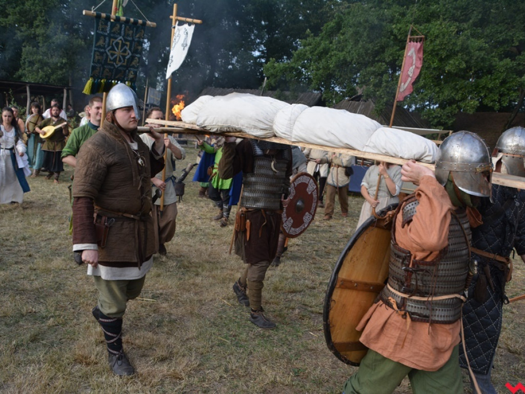 Ucieczka z uczty i pogrzeb wodza, czyli sobota na grzybowskim grodzie