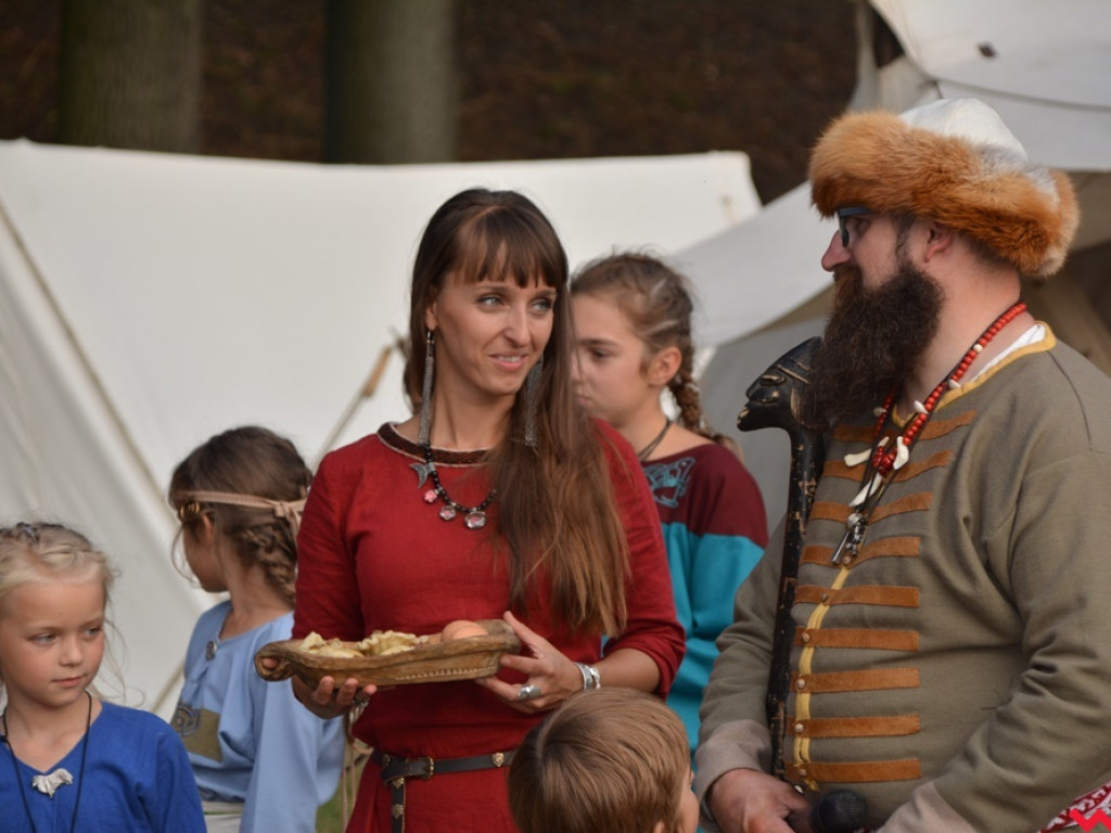 Ucieczka z uczty i pogrzeb wodza, czyli sobota na grzybowskim grodzie