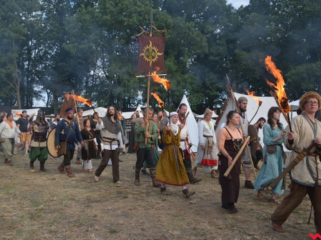 Ucieczka z uczty i pogrzeb wodza, czyli sobota na grzybowskim grodzie