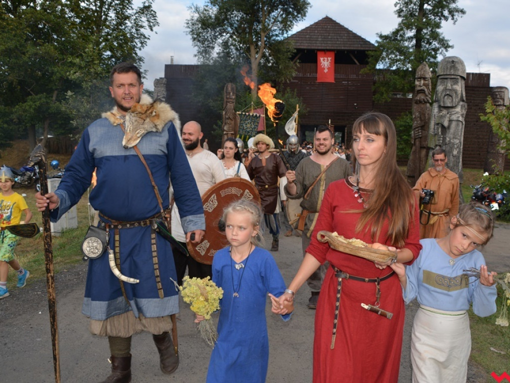 Ucieczka z uczty i pogrzeb wodza, czyli sobota na grzybowskim grodzie