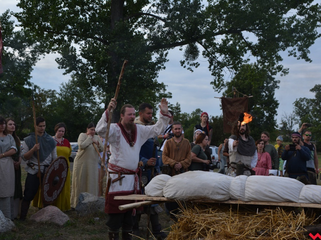 Ucieczka z uczty i pogrzeb wodza, czyli sobota na grzybowskim grodzie