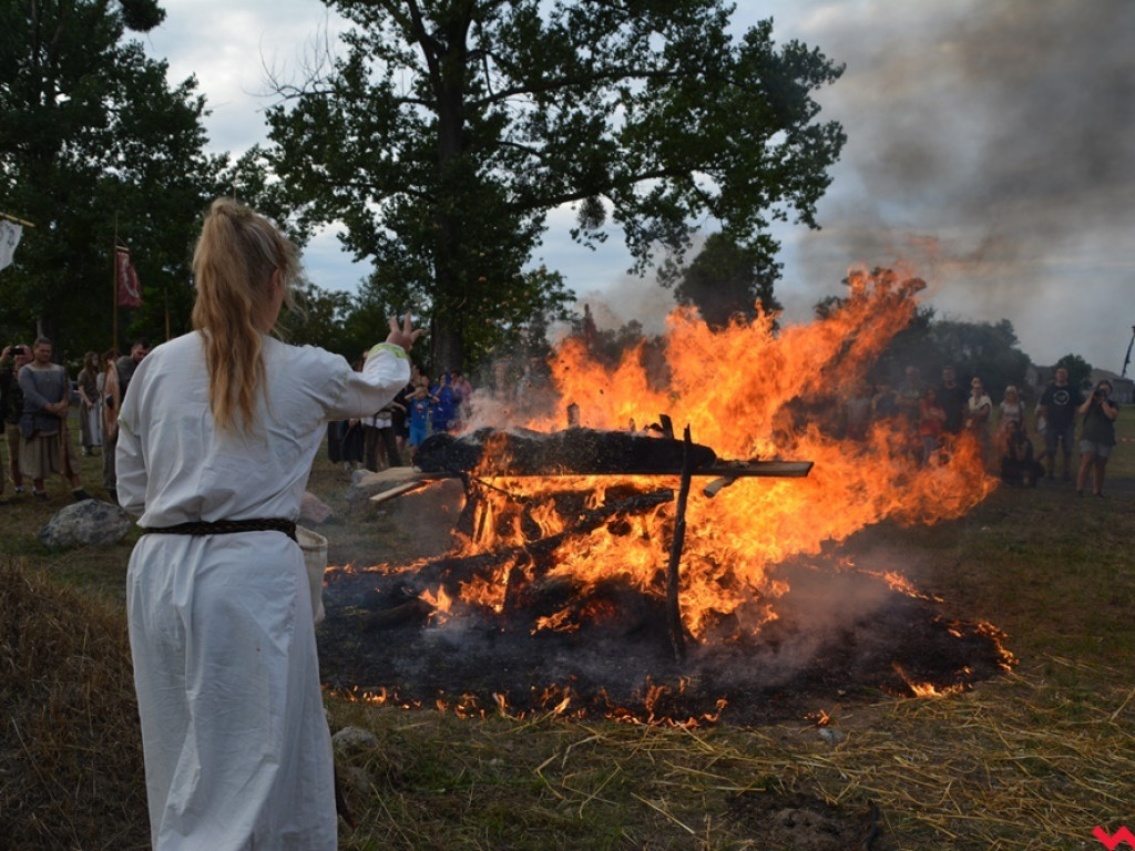 Ucieczka z uczty i pogrzeb wodza, czyli sobota na grzybowskim grodzie