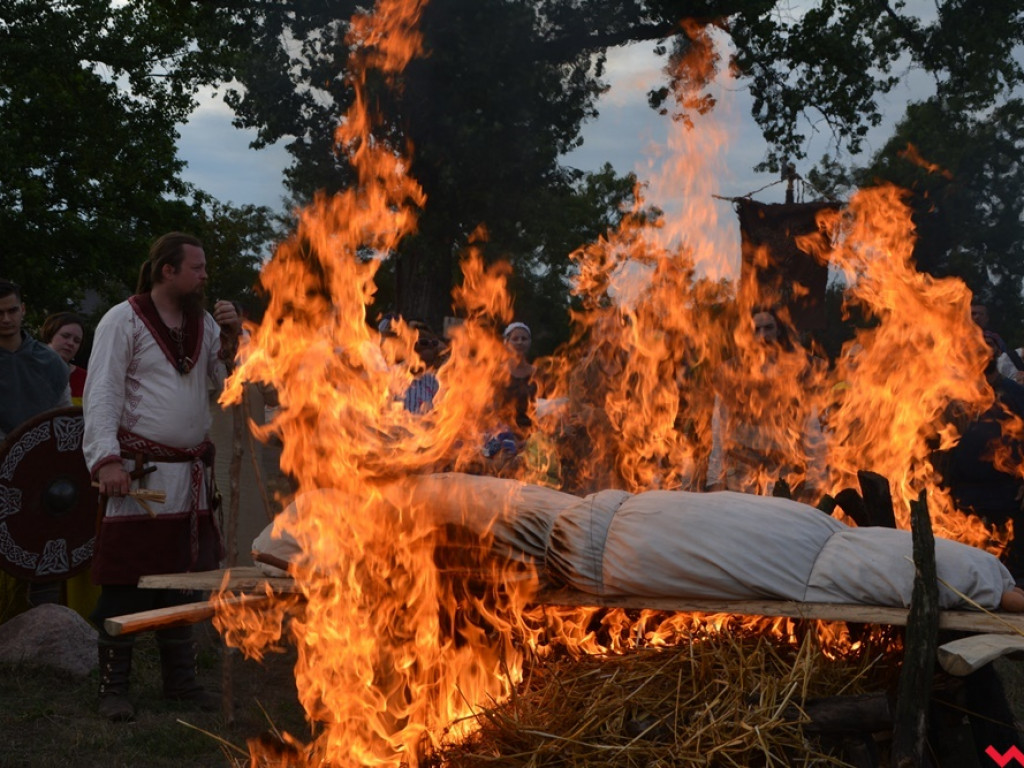 Ucieczka z uczty i pogrzeb wodza, czyli sobota na grzybowskim grodzie