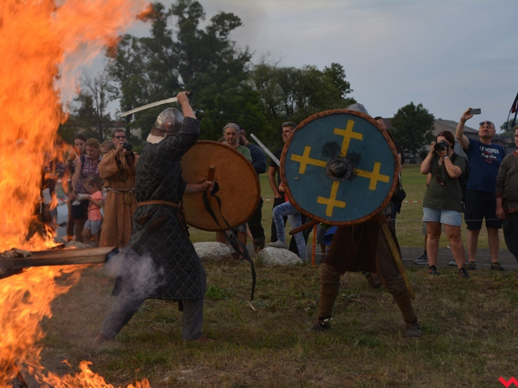 Ucieczka z uczty i pogrzeb wodza, czyli sobota na grzybowskim grodzie