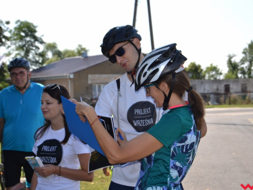 Przejażdżka rowerowa z Wrześni do Barda zakończyła się piknikiem
