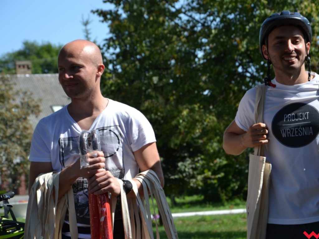 Przejażdżka rowerowa z Wrześni do Barda zakończyła się piknikiem