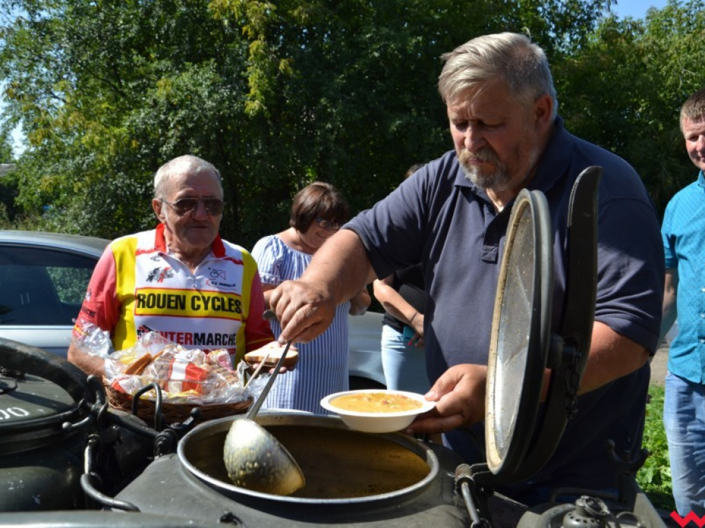 Przejażdżka rowerowa z Wrześni do Barda zakończyła się piknikiem
