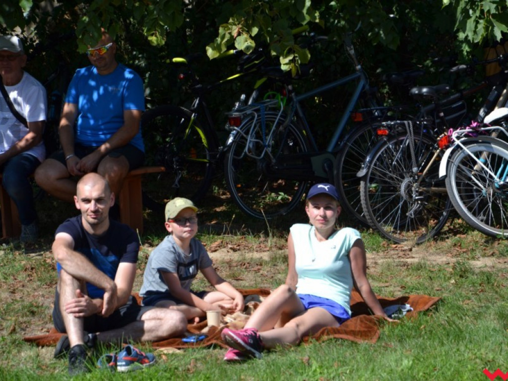 Przejażdżka rowerowa z Wrześni do Barda zakończyła się piknikiem