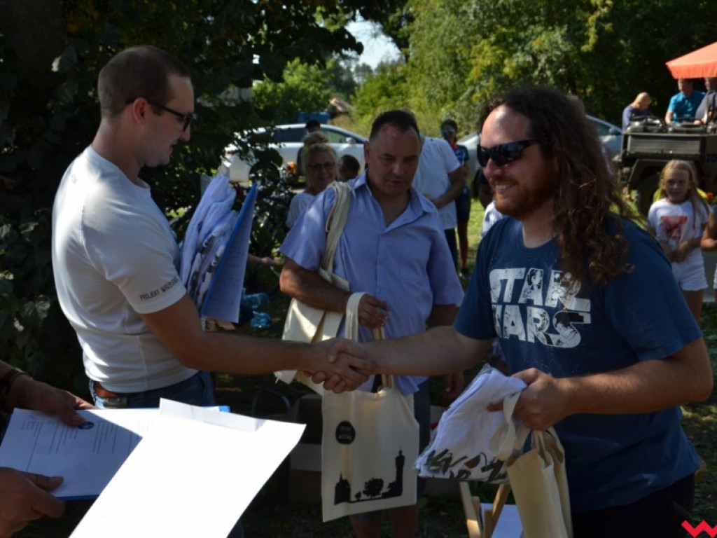 Przejażdżka rowerowa z Wrześni do Barda zakończyła się piknikiem