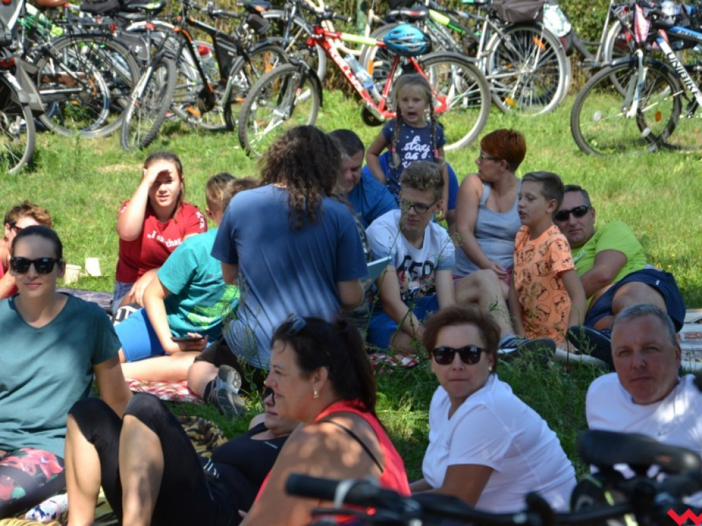 Przejażdżka rowerowa z Wrześni do Barda zakończyła się piknikiem