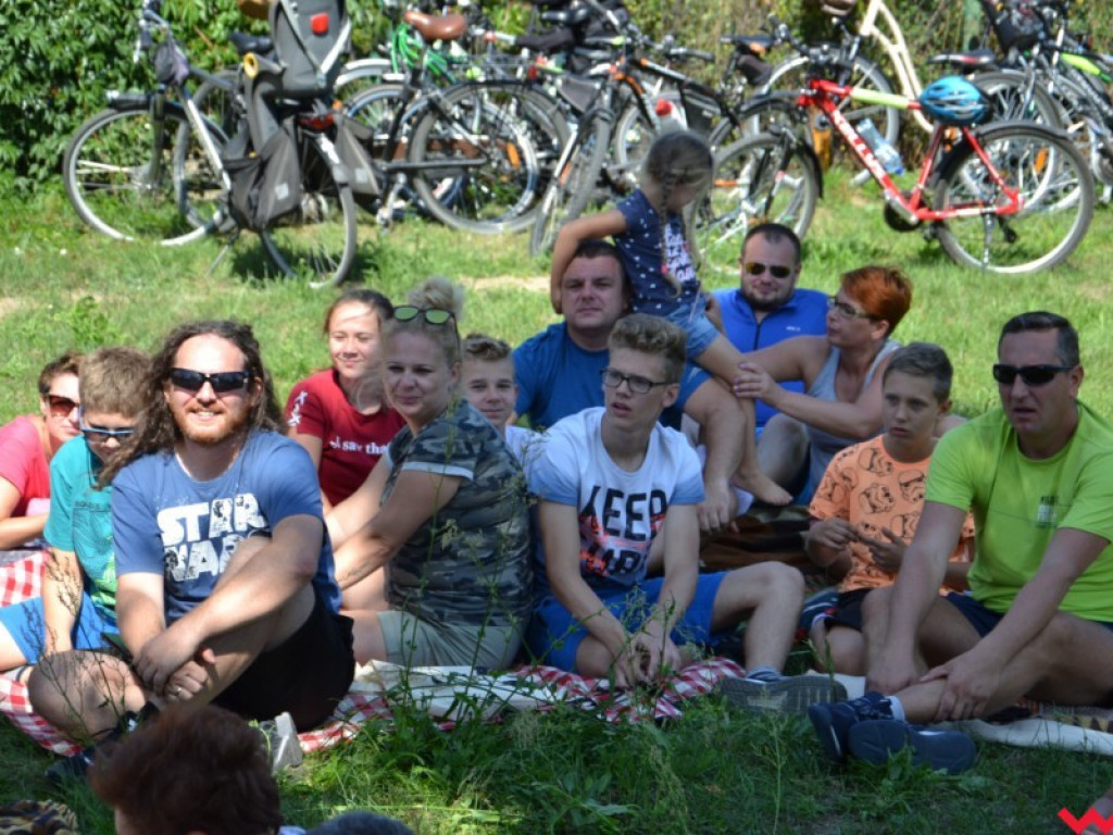 Przejażdżka rowerowa z Wrześni do Barda zakończyła się piknikiem