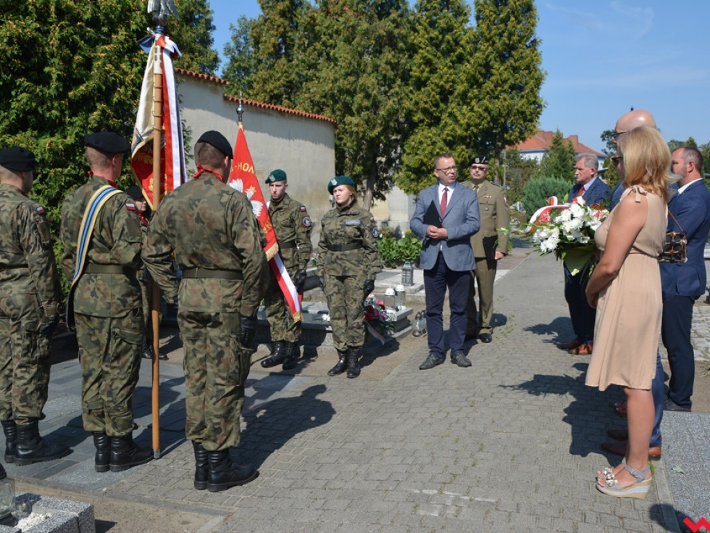 Reprezentacja ZSTiO, władza i żołnierze uczcili pamięć generała-patrioty