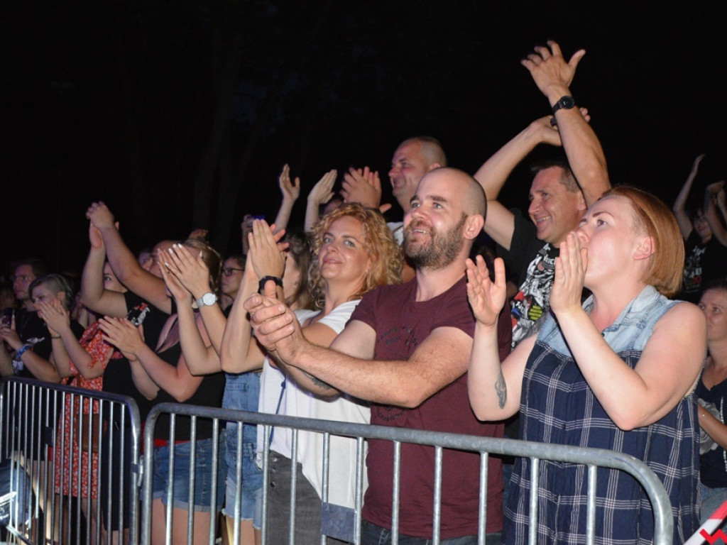 Zanim poszli, rozgrzali publikę do czerwoności. Happysad wystąpił dla wrzesińskiej publiki