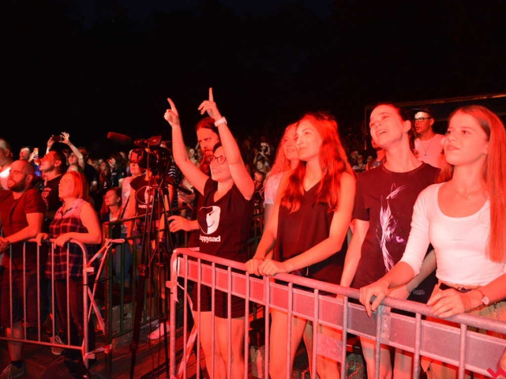 Zanim poszli, rozgrzali publikę do czerwoności. Happysad wystąpił dla wrzesińskiej publiki