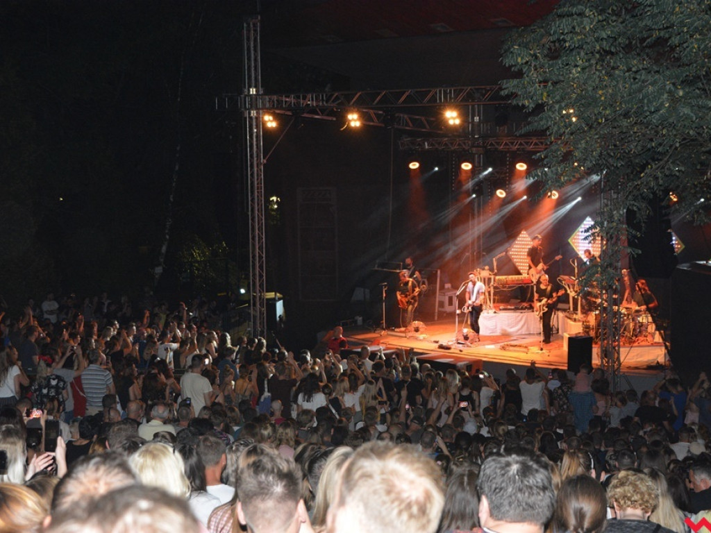 Zanim poszli, rozgrzali publikę do czerwoności. Happysad wystąpił dla wrzesińskiej publiki