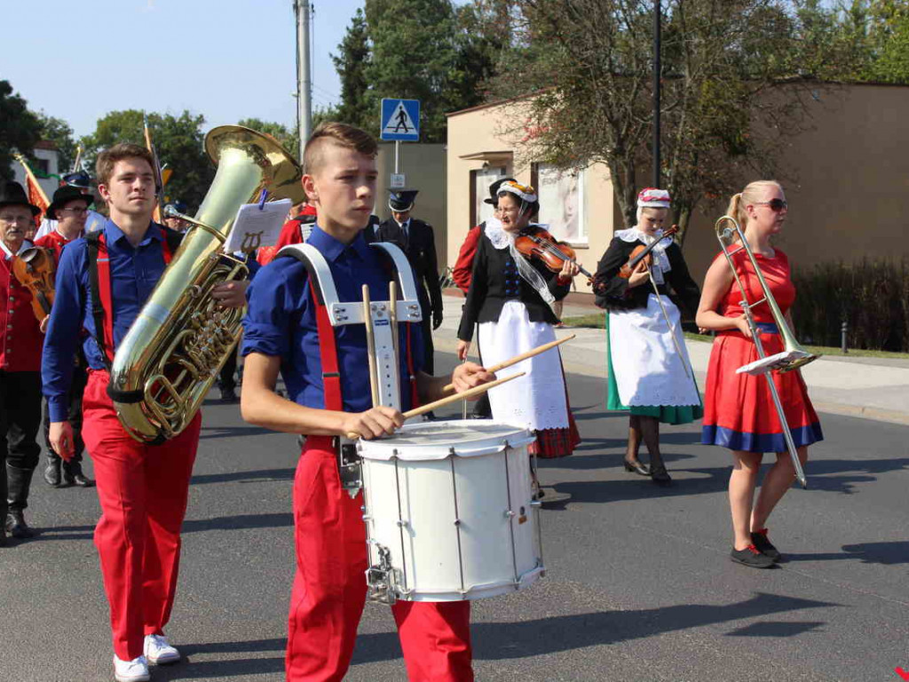 Rolnicy i działacze odznaczeni podczas święta plonów. Dożynki powiatowe w skwarze