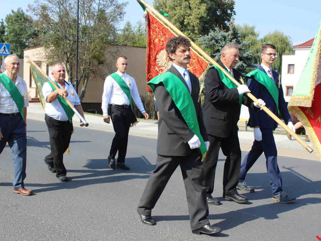 Rolnicy i działacze odznaczeni podczas święta plonów. Dożynki powiatowe w skwarze