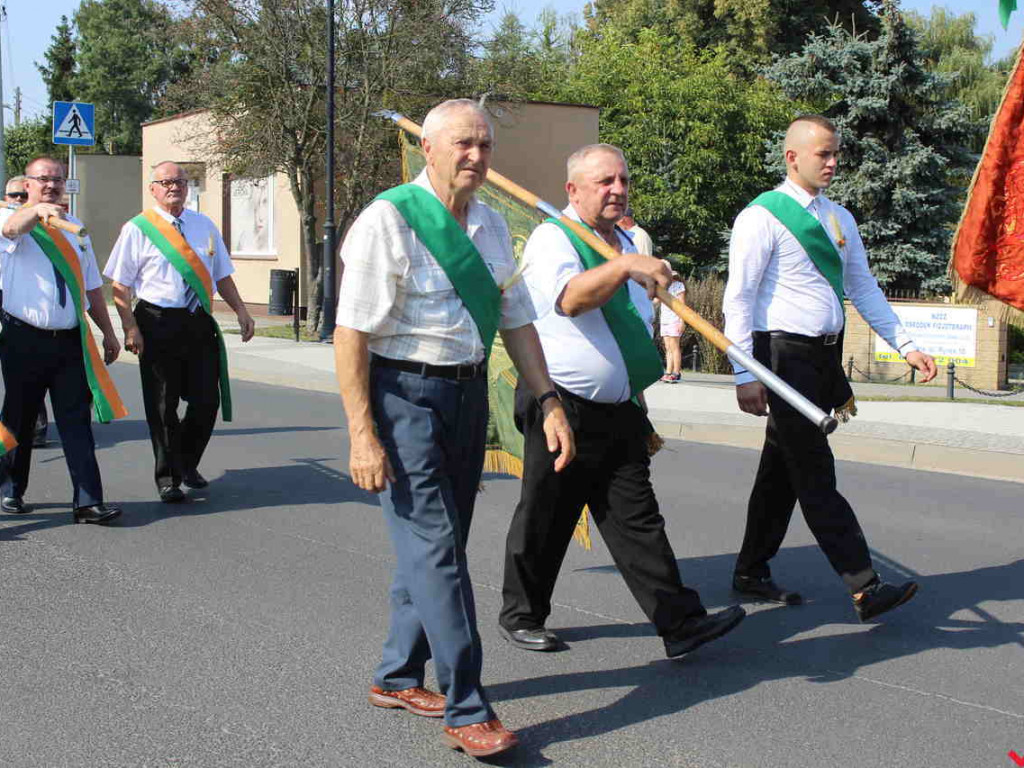 Rolnicy i działacze odznaczeni podczas święta plonów. Dożynki powiatowe w skwarze