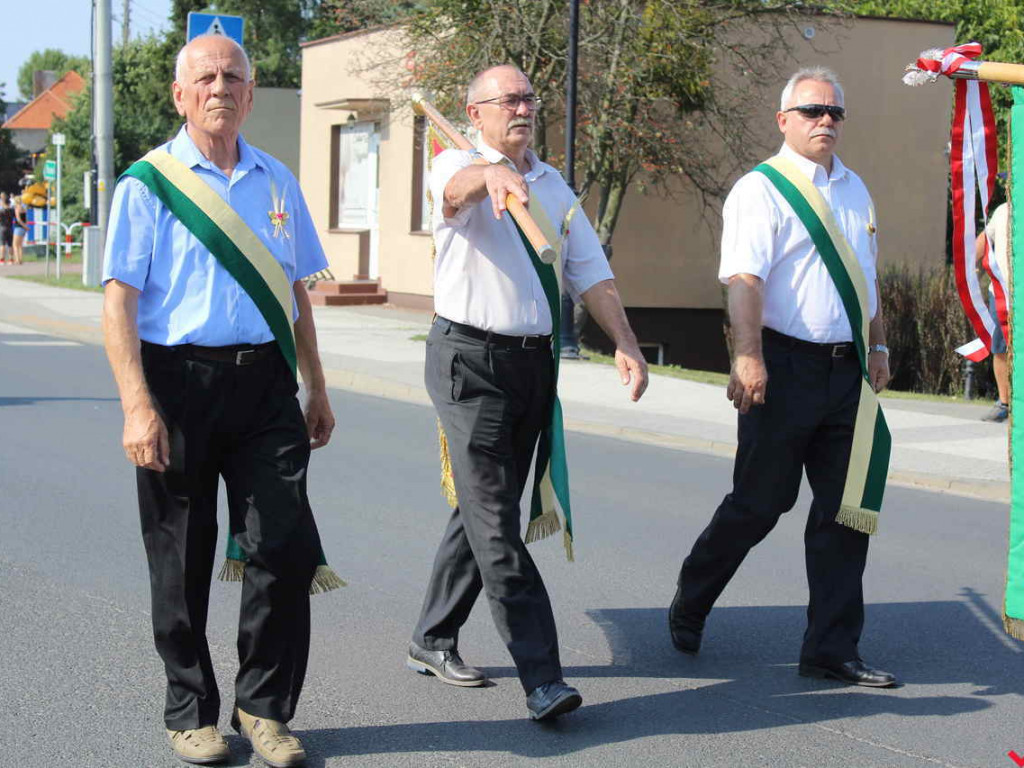 Rolnicy i działacze odznaczeni podczas święta plonów. Dożynki powiatowe w skwarze