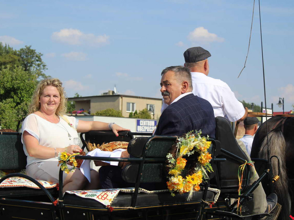 Rolnicy i działacze odznaczeni podczas święta plonów. Dożynki powiatowe w skwarze