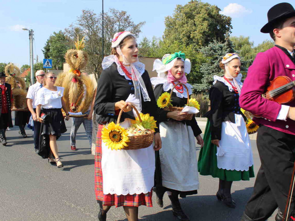 Rolnicy i działacze odznaczeni podczas święta plonów. Dożynki powiatowe w skwarze