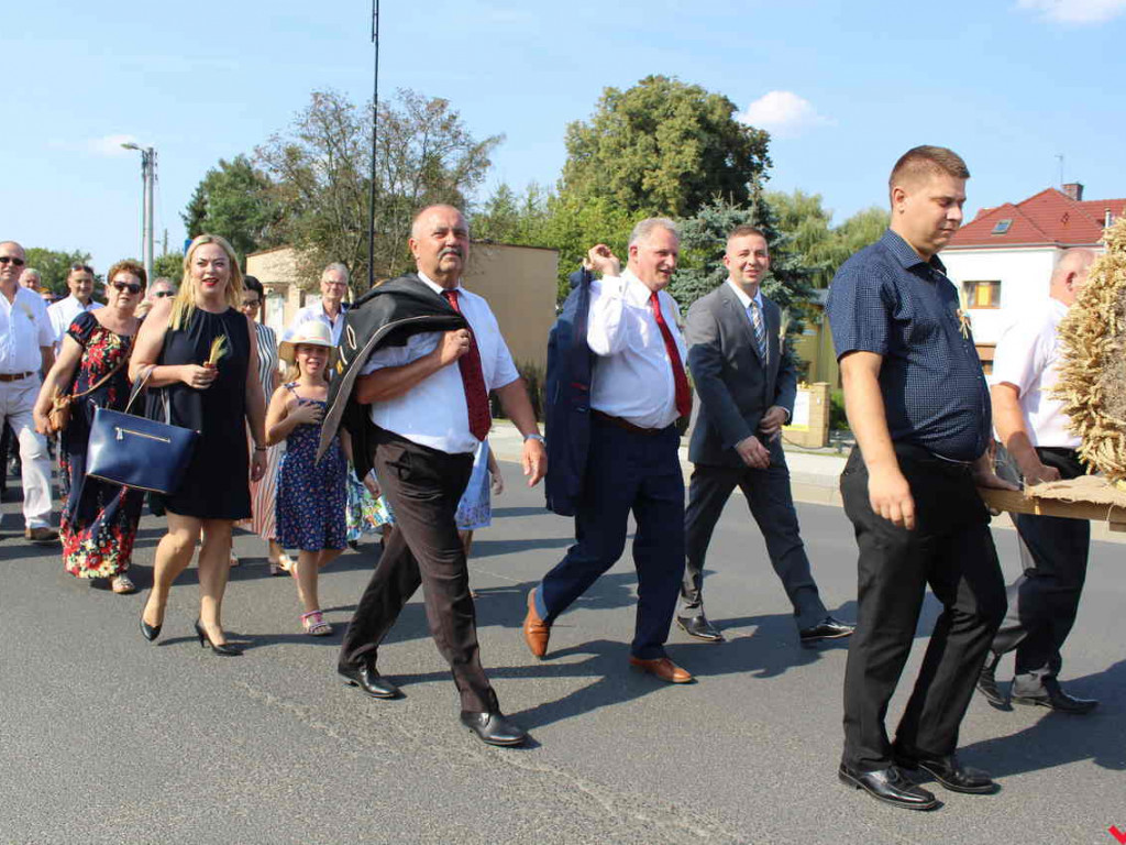 Rolnicy i działacze odznaczeni podczas święta plonów. Dożynki powiatowe w skwarze