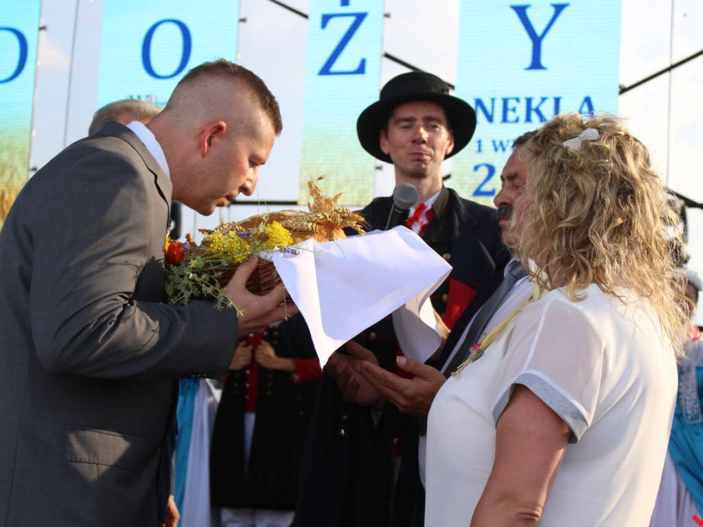 Rolnicy i działacze odznaczeni podczas święta plonów. Dożynki powiatowe w skwarze