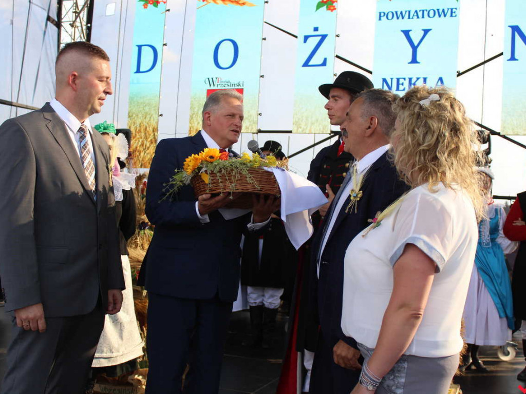 Rolnicy i działacze odznaczeni podczas święta plonów. Dożynki powiatowe w skwarze
