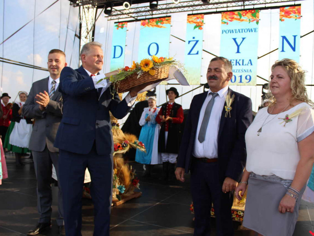 Rolnicy i działacze odznaczeni podczas święta plonów. Dożynki powiatowe w skwarze