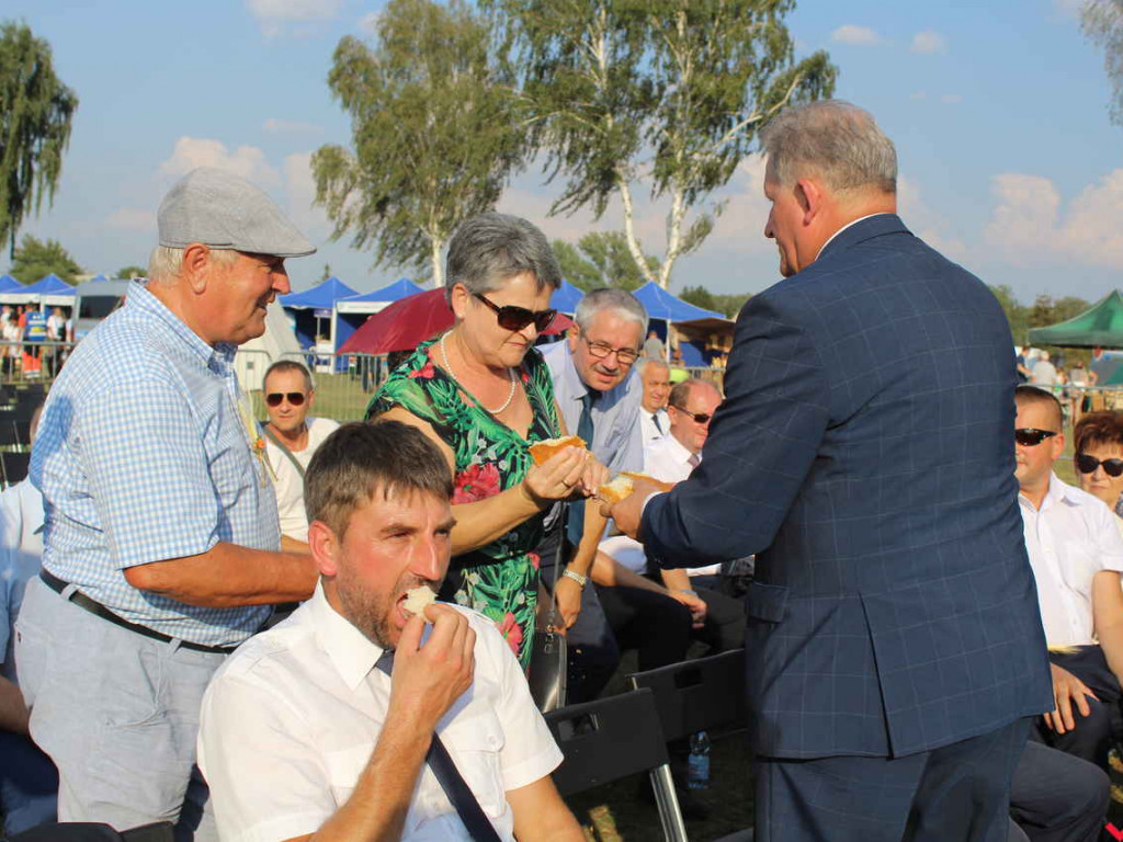 Rolnicy i działacze odznaczeni podczas święta plonów. Dożynki powiatowe w skwarze