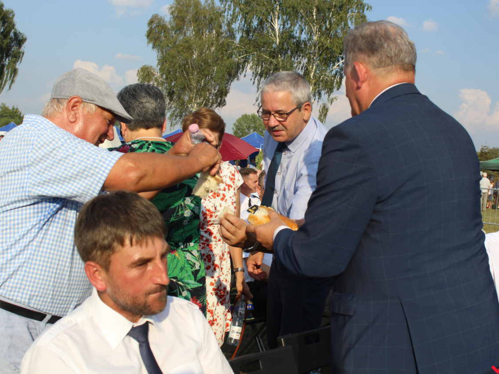 Rolnicy i działacze odznaczeni podczas święta plonów. Dożynki powiatowe w skwarze