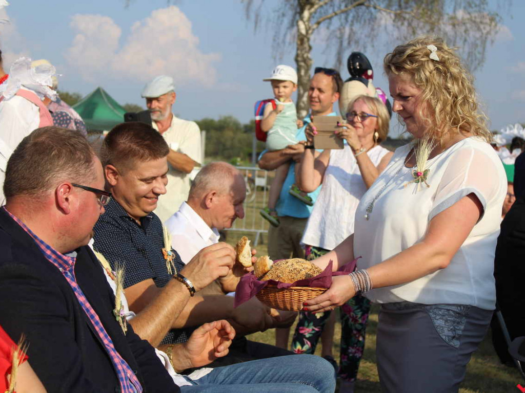 Rolnicy i działacze odznaczeni podczas święta plonów. Dożynki powiatowe w skwarze