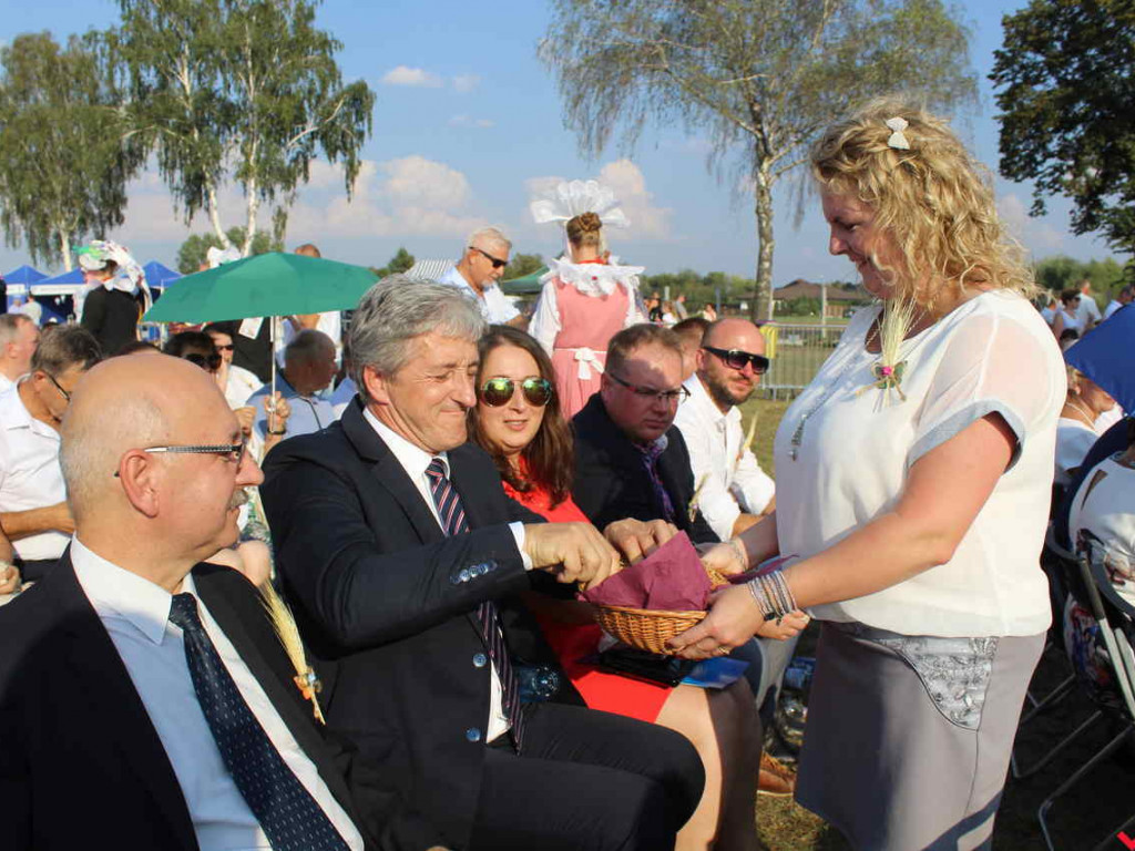 Rolnicy i działacze odznaczeni podczas święta plonów. Dożynki powiatowe w skwarze
